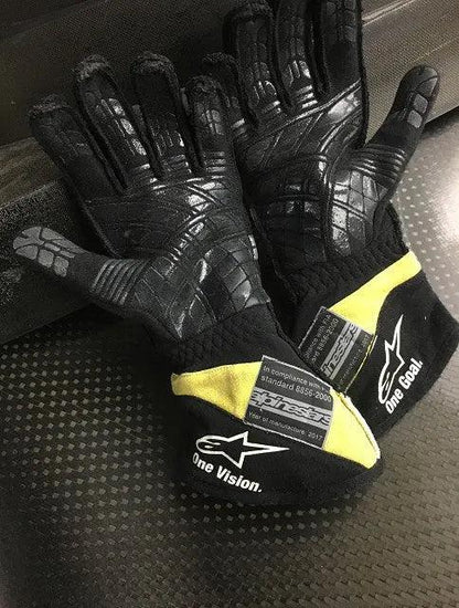 2017 Carlos Sainz Renault F1 Race Gloves - F1 Vintage Racewear